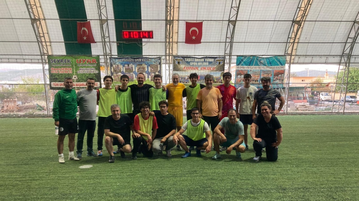 ÖĞRETMENLER VE 12. SINIFLAR HALI SAHADA KARŞI KARŞIYA!